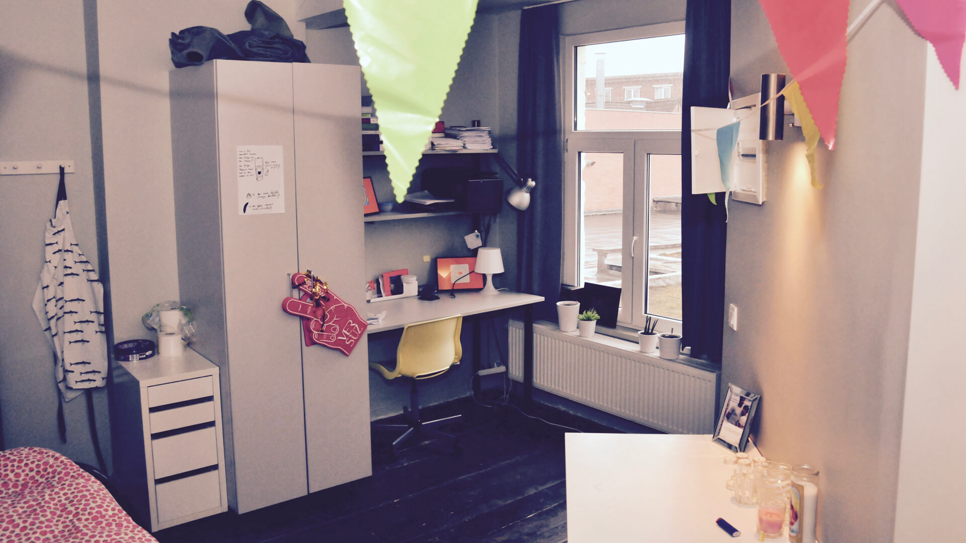 ZENKOT ONZE MISSIE Studenten een tweede thuis te bieden; een studio of een kamer waar ze tot rust komen. Wij doen er alles aan om elk euvel zo snel mogelijk op te lossen. ZEN KOT ONDERSTEUNT ZIJN BEWONERS MET … WIFI zoals thuis Geniet van het beste WIFI netwerk NETFLIX, SPOTIFY, streamen maar … Concierge Onze concierge dienst lost ieder huishoudelijk euvel op. Schoonmaak Een proper huis doet thuis komen. We zorgen ervoor dat alles netjes blijft. Leuven Hasselt Studentenhuisvesting Studenthousing kot koten studio kamer